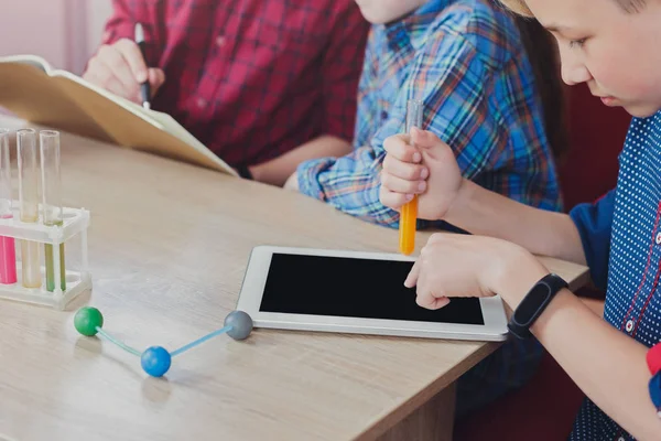 Jongen studeren met Tablet PC- en lab-apparatuur — Stockfoto