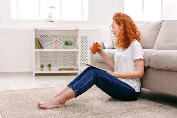 Chica con una tableta en casa — Foto de Stock