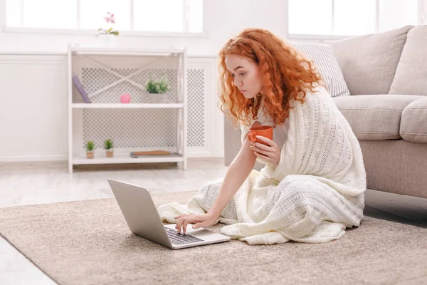 居心地の良い家。ノート パソコンで毛布の女の子 — ストック写真
