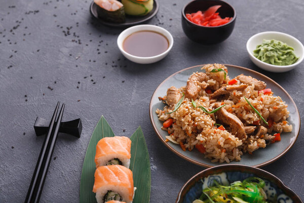 Подается стол с азиатским фоном питания
