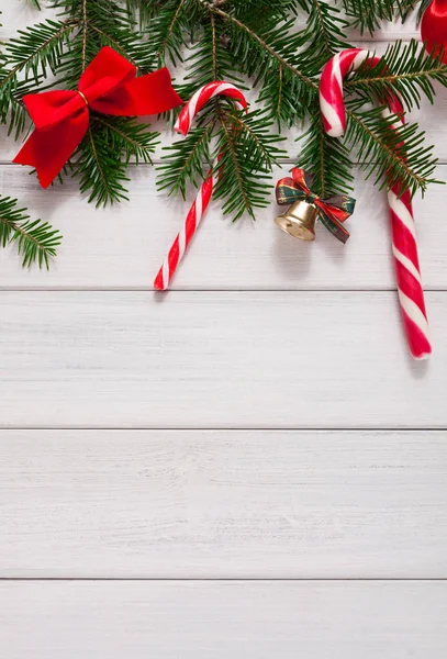 Fundo de Natal com doces e borda de abeto em madeira — Fotografia de Stock