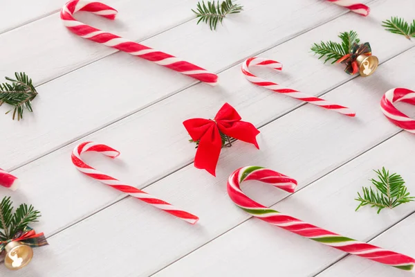 Fundo de Natal com doces e pequenas bolas em madeira — Fotografia de Stock