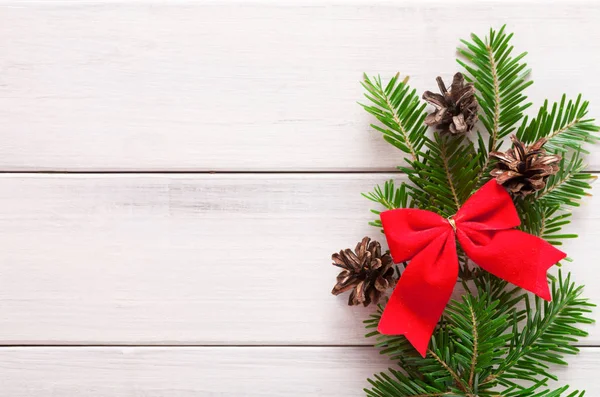 Fundo de Natal com doces e borda de abeto em madeira — Fotografia de Stock