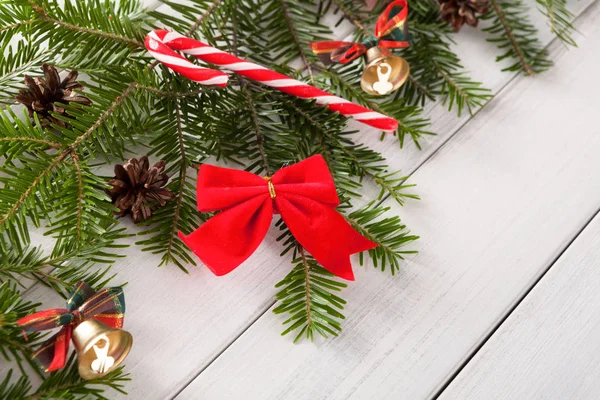 Kerstmis achtergrond met snoepjes en fir tree grens op hout — Stockfoto