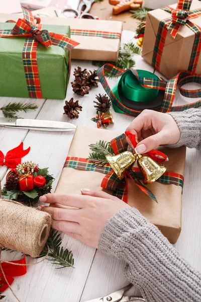 Hediye. Modern Noel hediyesi kutularına ambalaj