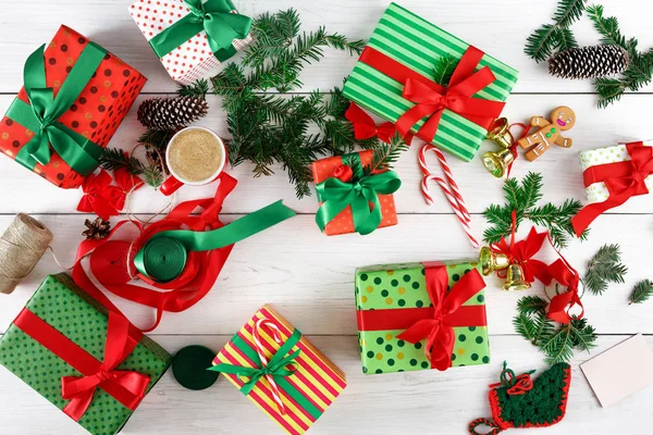 Beyaz ahşap zemin üzerinde Noel hediyesi kutularının Üstten Görünüm