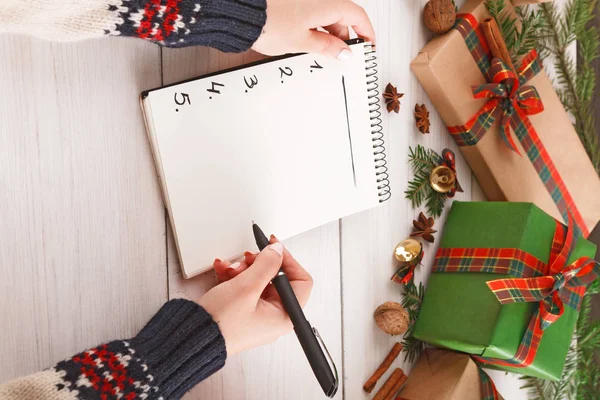 Beyaz ahşap masa arka plan üzerinde Noel dilek listesi