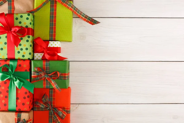Noel hediye kutuları, ahşap masa arka plan üzerinde Üstten Görünüm.