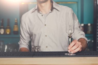 Barmen boş şampanya cam çubuk