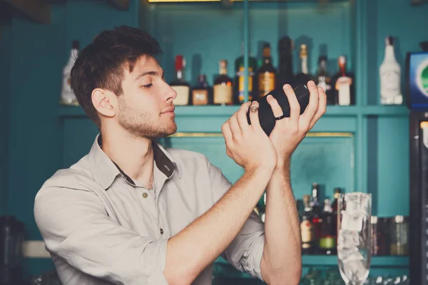 Barman schudden en mengen van alcohol cocktail — Stockfoto