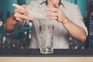 Barmen kokteyl için dökülen buz eller