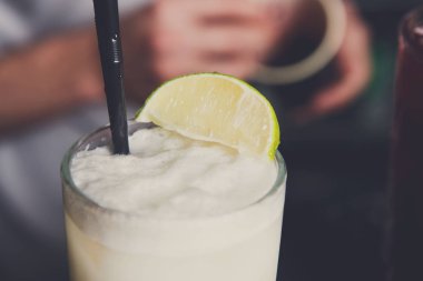 Köpüklü Hindistan cevizi pina colada kokteyli, yakın çekim