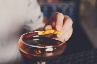 Genç barmen yapım yanan kokteyl