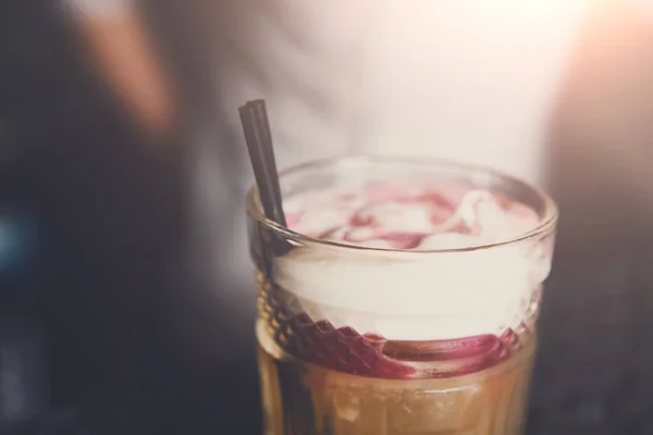 Il barista offre cocktail alcolici nel bar — Foto Stock
