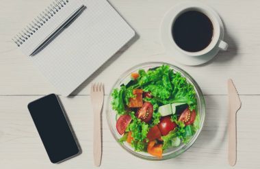 Sağlıklı bir iş öğle yemeği aperatif ofis, sebze salata kasesi