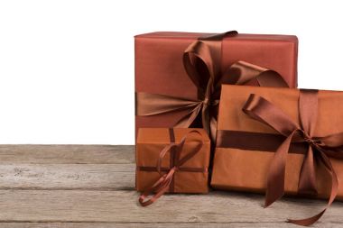 Kağıt ahşap beyaz arka plan, Noel tatil hediye kutuları sarılı