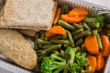 Sağlıklı gıda götürün folyo kutusunda, haşlanmış sebze ve et