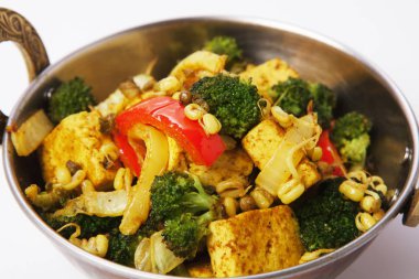 Vegan ve vejetaryen Hint Restoran yemek, tofu stir fry izole