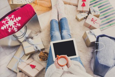 Tablet, üstten görünüm ile online alışveriş kadın