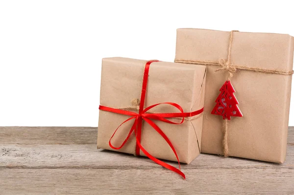 Cajas de regalo navideñas en papel verde sobre madera blanca —  Fotos de Stock