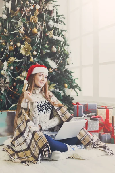 Genç kadın rahat Noel iç alışveriş online