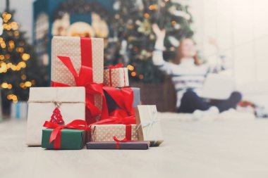 Noel kutuları bant kırmızı kurdele closeup ile