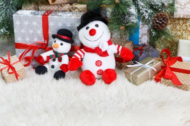 Rahat Noel arka plan. Oyuncak kardan adam ve hediye yılbaşı ağacının altında