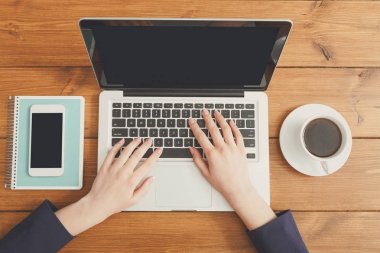 Erkek dizüstü Kahve Dükkanı, yakın çekim, üstten görünüm kullanma