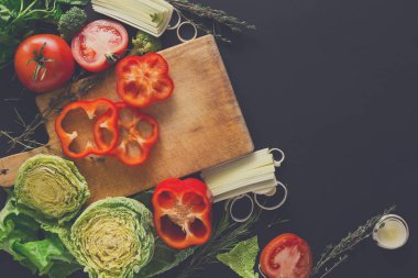 Çerçeve kopya alanı ahşap zemin üzerine taze sebze