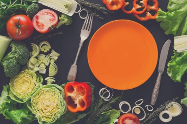 Çerçeve kopya alanı ahşap zemin üzerine taze sebze