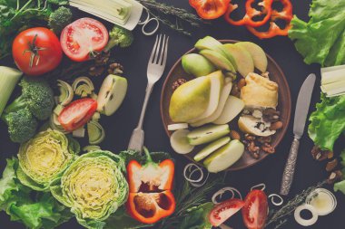 Siyah arka plan üzerine sağlıklı yemek yeme