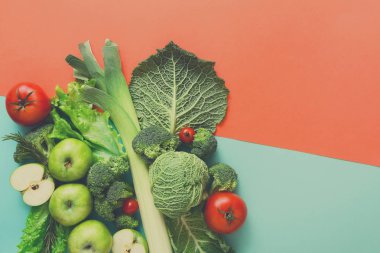 Düz arka plan üzerinde çiğ sebze yatıyordu