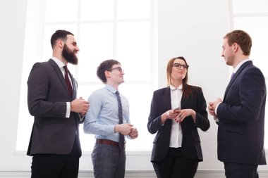 Ofiste başarılı yöneticileri, iş insanlar kopya alanı ile kurumsal Toplantı