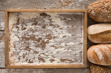 Ekmek fırın arka plan. Kahverengi ve beyaz buğday tahıl somun comp