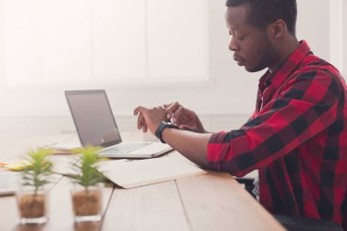 İşadamı rahat Office siyah, laptop ile çalışmak