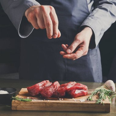 Şef fileto mignon Restoran kitche, ahşap gemide baharat