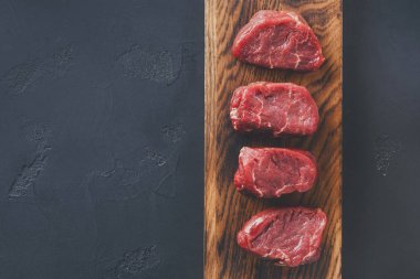 Ham sığır fileto biftek ahşap tahta at gri arka plan üzerinde