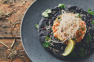 Hawaiian poke siyah susam düz kek üzerine. Modern restoran gıda