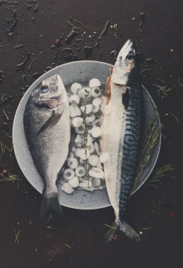 Ahşap tahta at siyah arka plan üzerinde taze uskumru