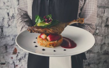 Garson sunan lezzetli restoran yemek