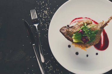 Restoran yemekleri. Ördek confit siyah adam sebze ile