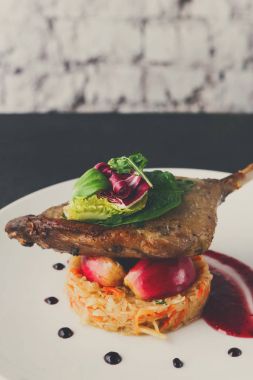 Restoran yemekleri. Ördek confit siyah adam sebze ile