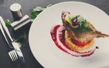 Restoran yemekleri. Ördek confit siyah adam sebze ile