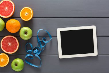 Meyve, teyp ve boş tablet mockup ölçme