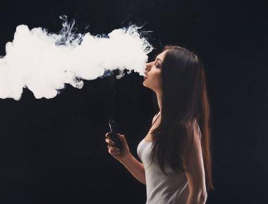Genç kadın vaping e-sigara dumanlı siyah