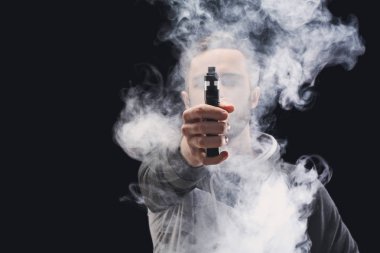 Vaping e-sigara duman siyah ile genç adam