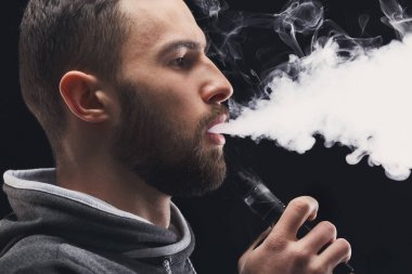 Vaping e-sigara duman siyah ile genç adam