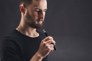 Vaping e-sigara siyah genç adam