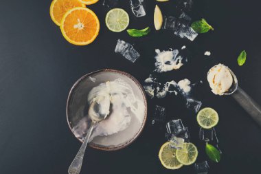 Boş kase dondurma siyah arka plan üzerine