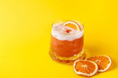 Turuncu renkli arka plan üzerinde ağaç kavunu kokteylle